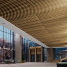 De nouveaux panneaux de plafond et muraux WOODWORKS Grille – Forté d’Armstrong avec un endos entaillé