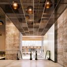 Les panneaux de plafond METALWORKS Mesh Armstrong sont désormais offerts plus grands