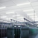 Armstrong ajoute les panneaux de plafond suspendu carré METALWORKS spécifiquement conçus pour être utilisés dans le système de suspension DYNAMAX